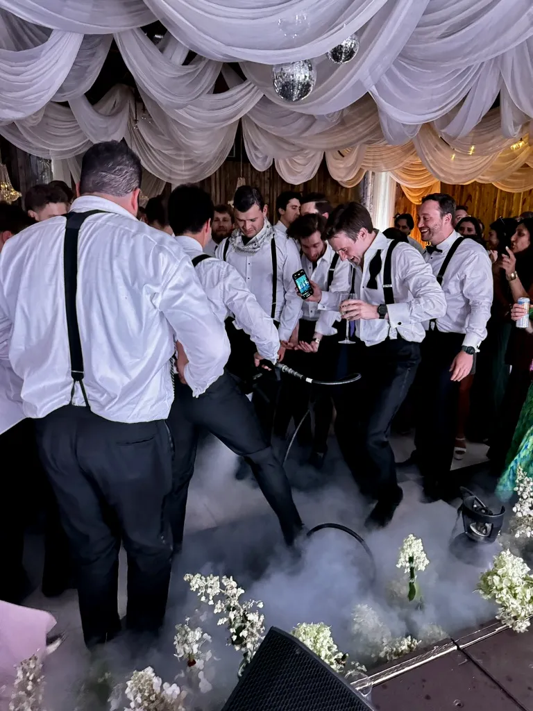 Wedding party dancing on clouds of dry ice fog, the dancing on a cloud effect by SwissMixx Audio